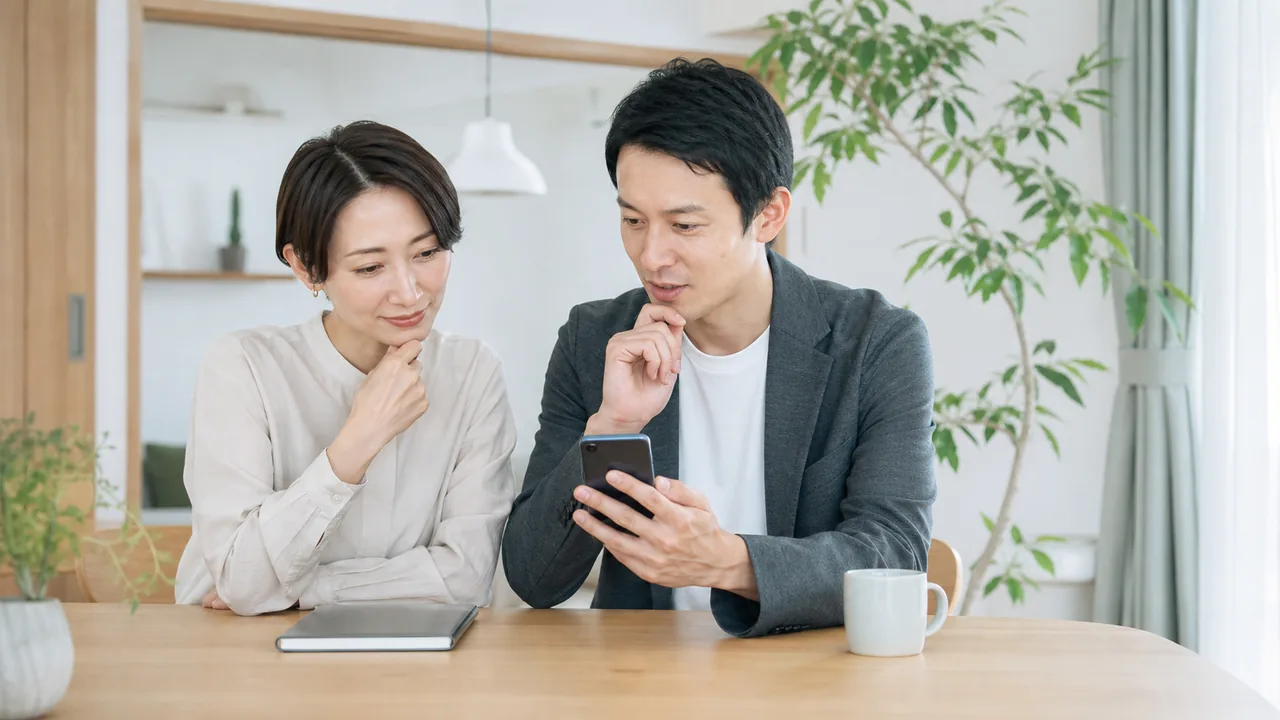 格安SIMの候補をスマートフォンで比較する拓也さんと美咲さん